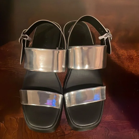 New Aerosoles Chrome Metallic Sandals - Picture 1 of 5